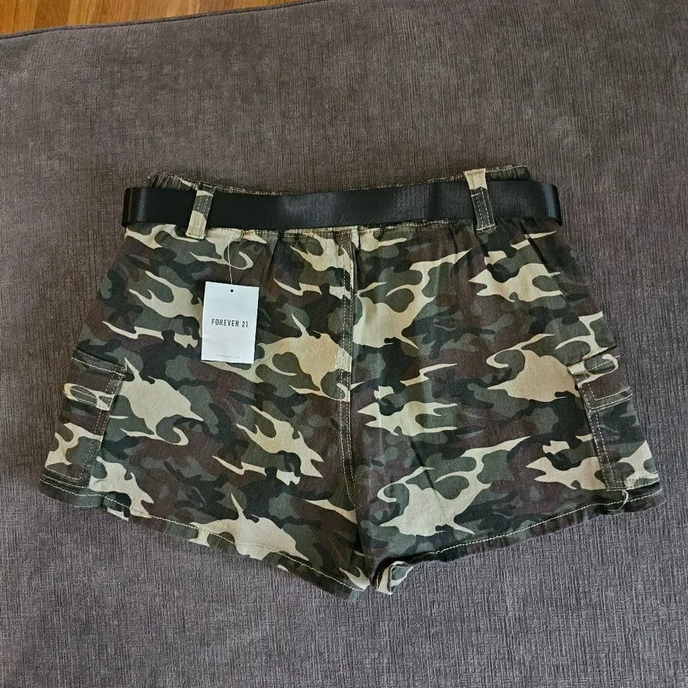 Forever 21 Women's Olive green High Rise Camouflage Print Cargo Shorts Size L